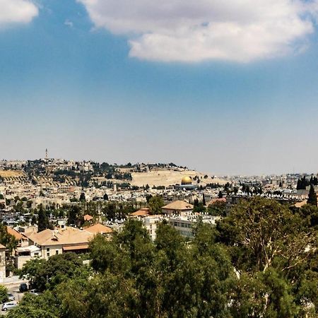 In Front Of The Wall Jerusalem Exteriör bild
