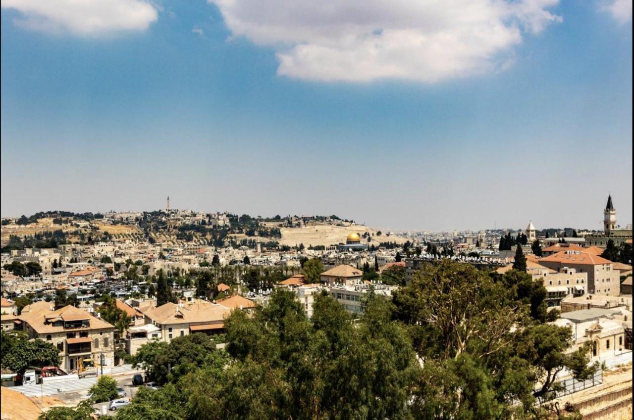 In Front Of The Wall Jerusalem Exteriör bild